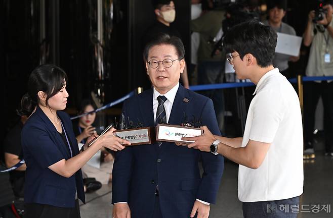 이재명 더불어민주당 대표가 17일 서울 서초구 서울중앙지검에 피의자 신분으로 출석하고 있다. 임세준 기자