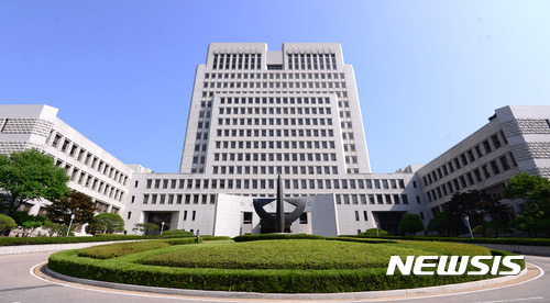 [서울=뉴시스]김선웅 기자 = 국내 주요 시설을 폭파하겠다는 일본발(發) 테러 예고 이메일이 재차 발송된 가운데 그 장소로 지목된 곳 중 하나인 대법원이 정밀 순찰과 수색에 나섰다. 사진은 서울 서초구 대법원 모습. 2017.06.23. mangusta@newsis.com