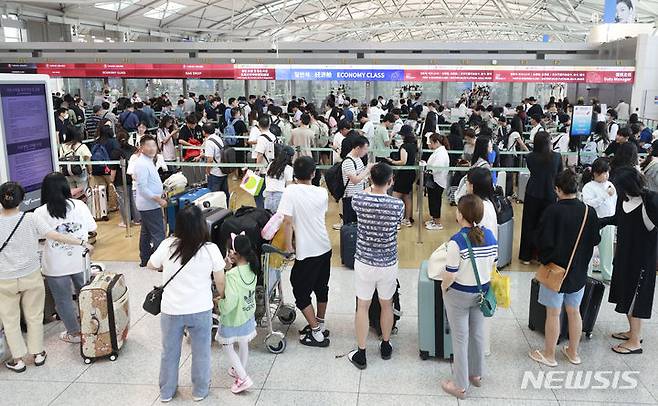 [인천공항=뉴시스] 최동준 기자 = 지난 16일 인천국제공항 제1터미널 출국장이 이용객으로 붐비고 있다.  2023.08.17. photocdj@newsis.com