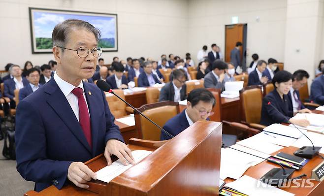 [서울=뉴시스] 전진환 기자 = 이정식 고용노동부장관이 17일 오전 서울 여의도 국회에서 열린 환경노동위원회 전체회의에서 2022회계연도 결산(정부) 보고를 하고 있다.  2023.08.17. amin2@newsis.com