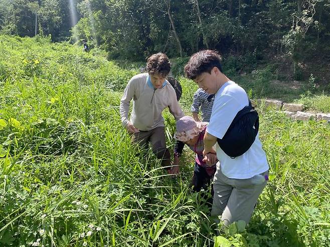 창녕경찰서가 70대 치매노인을 수색 중에 발견해 안전하게 가족의 품으로 인계하고 있다. (사진=창녕경찰서 제공) *재판매 및 DB 금지