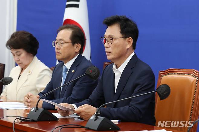 [서울=뉴시스] 전진환 기자 = 박광온 더불어민주당 원내대표가 17일 오전 서울 여의도 국회에서 열린 정책조정회의에서 발언하고 있다.  2023.08.17. amin2@newsis.com