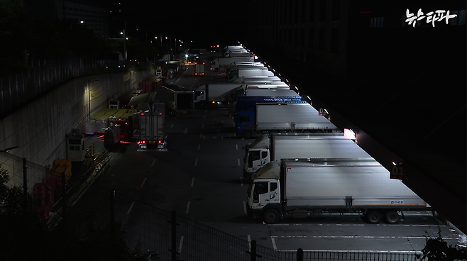 산업안전보건공단과 의사들은 야간 노동자에게 주간보다 더 많은 휴식시간이 필요하고, 연장 근무는 지양해야 한다고 말한다. 야간 노동은 늦은 시간에 업무하는 것만으로도 노동자 건강에 악영향을 끼치기 때문에 최대한 건강에 무리가 없도록 다른 여건들을 배려하라는 취지다. 사진은 지난 7월 23일 쿠팡 안성 물류센터의 새벽 모습. 트럭과 지게차가 쉴 새 없이 오가고 있다.&nbsp;