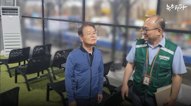 지난 7월 30일 이정식 고용노동부 장관의 쿠팡 동탄 물류센터 방문 모습. 이 날에도 노동자 1명이 온열질환으로 쓰러졌다. (출처 : 창업일보)&nbsp;