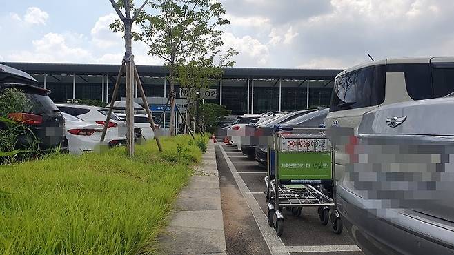 17일 오후 서울 강서구 김포국제공항 국내선 주차장에서 이용객이 보관소에 돌려놓지 않은 카트가 차량 사이에 방치되어 있다. 이날 주차장 곳곳에서는 이처럼 이용객이 돌려다 놓지 않은 카트가 발견됐다.