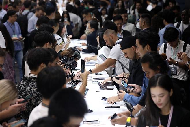 갤럭시는 글로벌 시장에서도 힘겨운 경쟁을 하고 있다.[사진=뉴시스]