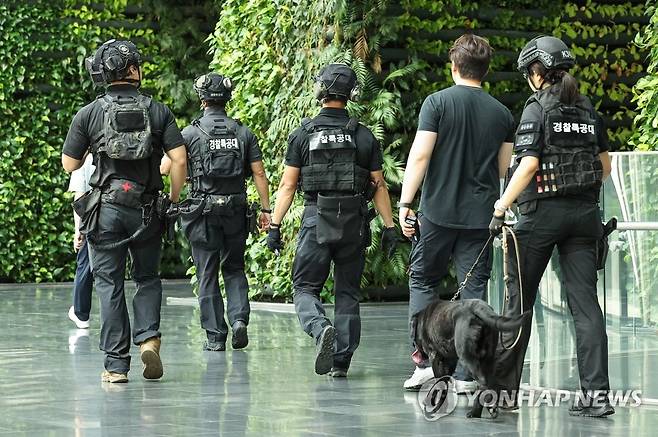 서울시청 수색하는 경찰특공대 (서울=연합뉴스) 서대연 기자 = 14일 오전 서울 중구 서울시청에서 경찰특공대원들이 폭발물 탐지견과 함께 수색작업을 하고 있다. 
    이날 경찰 등에 따르면 서울경찰청 사이버수사대는 "서울시청 내 여러 곳에 고성능 폭탄을 설치했다. 폭파 시간은 8월15일 오후 3시34분"이라는 내용의 이메일이 전날 오후 국내 언론사 등에 발송된 사실을 확인했다. 2023.8.14 dwise@yna.co.kr