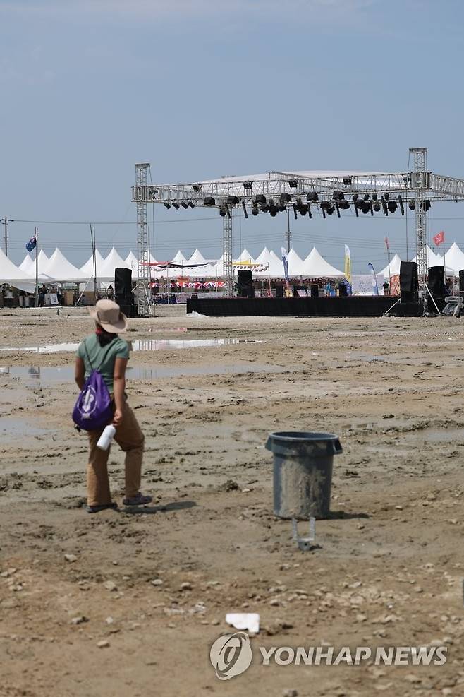 '여기가 공연장' (부안=연합뉴스) 정경재 기자 = 2023 새만금 세계스카우트 잼버리 개막일인 1일 전북 부안군 하서면 행사장에서 참가자들이 휴식시설을 준비하고 있다. 이날 부안군에는 폭염경보가 발표 중이다. 2023.8.1 jaya@yna.co.kr