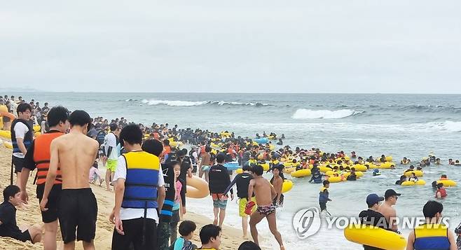 경포해수욕장 피서 인파 [연합뉴스 자료사진]