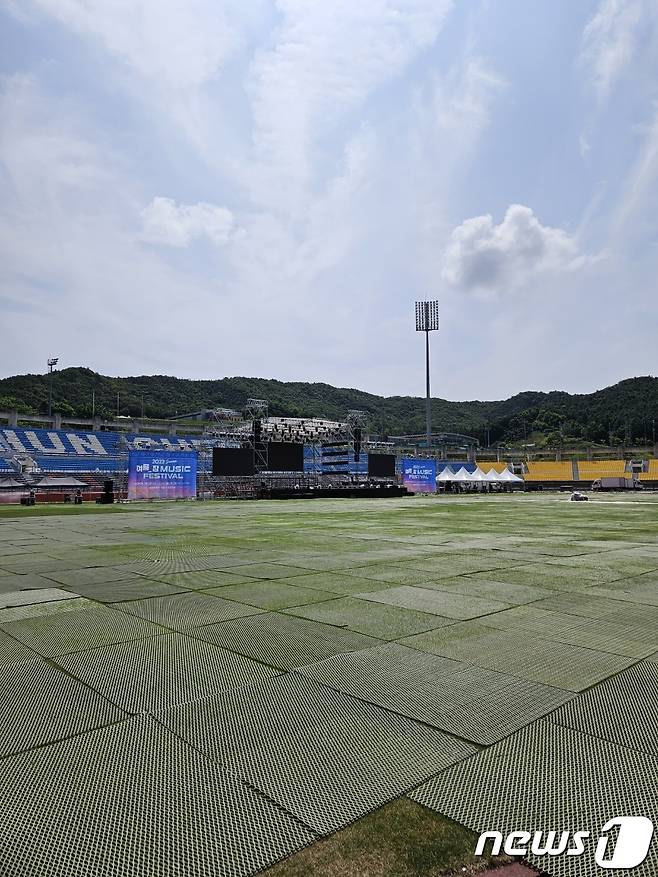 강원 춘천 송암스포츠타운 주경기장에서 열리는 여름잠 뮤직페스티벌을 하루 앞둔 17일 막바지 공사가 진행되고 있다. 2023. 8. 17 한귀섭 기자