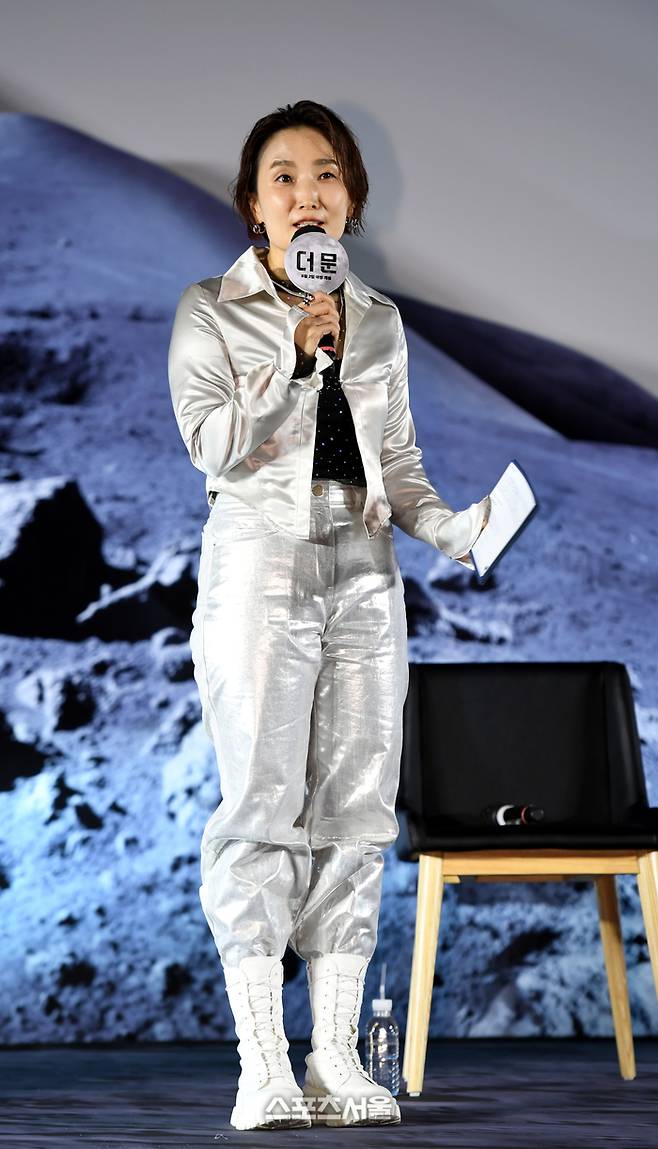 박경림이 지난 6월 서울 CGV 용산아이파크몰에서 열린 영화 ‘더문’ 제작보고회에서 사회를 보고 있다. 사진ㅣ최승섭기자