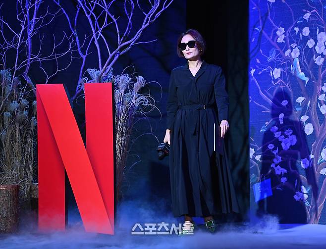 박경림이 지난 2022년 JW메리어트 동대문스퀘어서울에서 열린 넷플릭스(Netflix) ‘더 글로리’ 제작발표회장에 입장하고 있다.  사진ㅣ최승섭기자