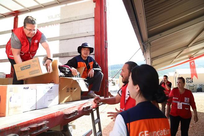 튀르키예 현지 구호활동가들이 이재민들에게 전달할 구호물품을 옮기고 있다. /지파운데이션 제공