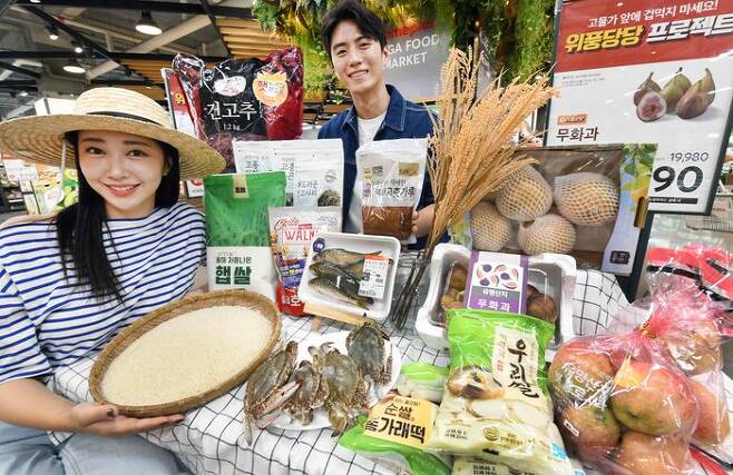 모델들이 18일 서울 등촌동 ‘홈플러스 메가푸드마켓’ 강서점에서 ‘햇 가을의 맛’ 행사 상품을 선보이고 있다.ⓒ홈플러스