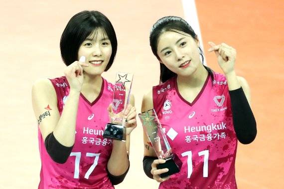 [인천=뉴시스]이윤청 기자 = 26일 인천 계양구 계양체육관에서 열린 프로배구 V리그 여자부 흥국생명과 GS칼텍스의 경기, 프로배구 올스타 팬 투표로 올스타에 선정된 흥국생명 이재영(왼쪽)과 이다영이 경기 전 시상식에서 트로피를 들고 기념 촬영하고 있다. 2021.01.26. radiohead@newsis.com /사진=뉴시스