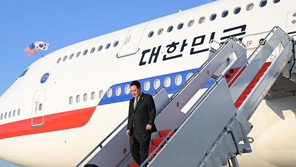 워싱턴 도착해 공군 1호기에서 내리는 윤석열 대통령 [공동취재]