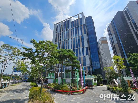 서울 서초구 서초동 일원 마제스타시티 타워1 전경. [사진=김서온 기자]