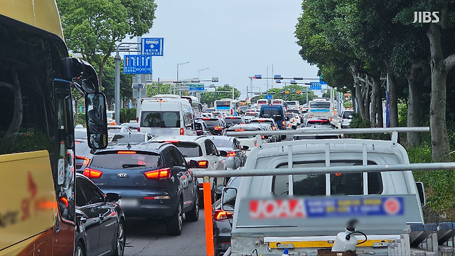 제주공항 지하차도가 임시개통에 들어간 첫 날인 그제(16일) 공항 주변에서 교통 혼잡이 빚어진 모습