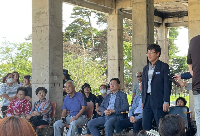 ▲ 　김종필 한국전력 강릉지사장 등 한전 관계자들은 18일 산불 피해를 입은 경포의 한 펜션에서 산불피해 주민 50여명과 면담시간을 갖고, 고개숙여 사과했다.