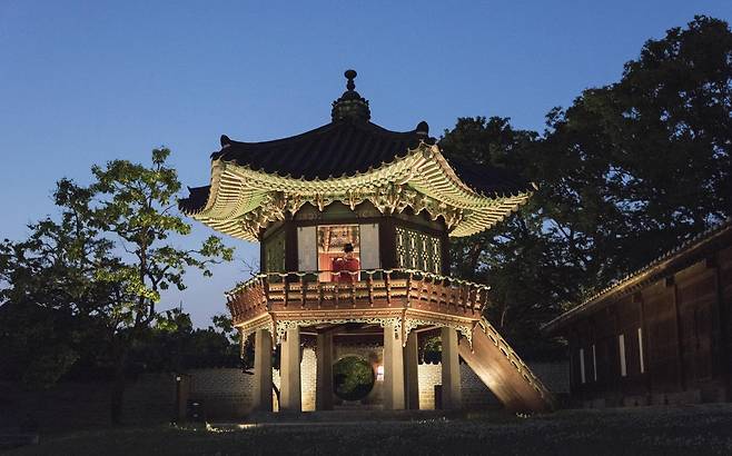 A player of the daegeum, a large bamboo flute, performs in the Sangnyangjeong, a pavilion in Changdeokgung on Thursday. The Cultural Heritage Administration and the Korea Cultural Heritage Foundation will be organizing the "Moonlight Tour at Changdeokgung" from Sept. 7 to Oct. 22, every Thursday to Sunday. (Yonhap)