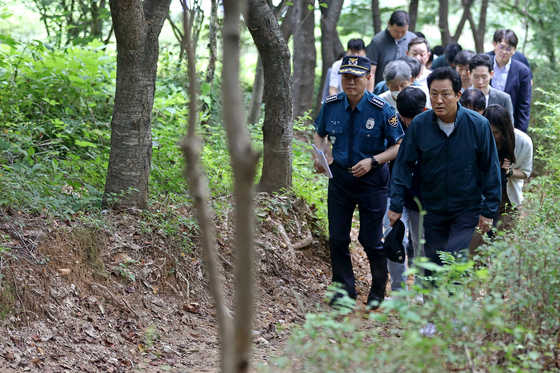 Seoul Mayor Oh Se-hoon on Friday visits a hiking trail in Sillim-dong, Gwanak District, southern Seoul, where a 30-year-old man is suspected of assaulting and raping a woman a day earlier. [JOINT PRESS CORPS]