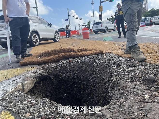 제주국제공항 입구 교차로에서 싱크홀이 발생했다.[송은범 기자]