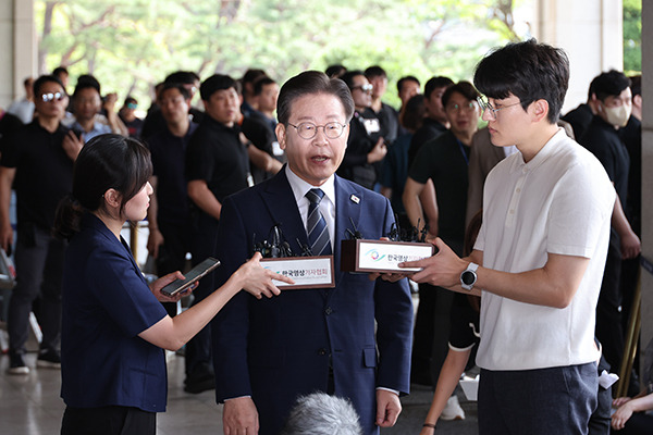 Lee Jae-myung, leader of the Democratic Party of Korea, answers reporters’ questions as he heads to the Seoul Central District Prosecutors’ Office in Seocho-dong, Seoul, on the morning of the 17th to be investigated as a suspect in connection with the alleged breach of duty in Baekhyun-dong development project. [Photo by Yonhap]