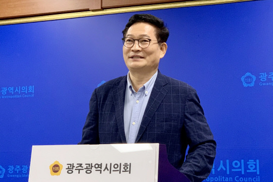 송영길 전 더불어민주당 대표가 지난 14일 광주시의회에서 기자회견을 열고 “검찰 독재정권에 맞서 투쟁의 선봉에 서겠다”고 밝히고 있는 모습. 연합뉴스