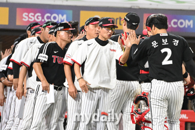 염경엽 감독이 선수들과 하이파이브를 하고 있다./인천=곽경훈 기자 kphoto@mydaily.co.kr