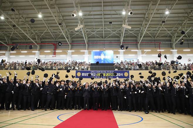 18일 오전 충북 충주시 수안보면에 위치한 중앙경찰학교 초심관에서 진행된 신임경찰 제312기 졸업식 모습. [경찰청 제공]