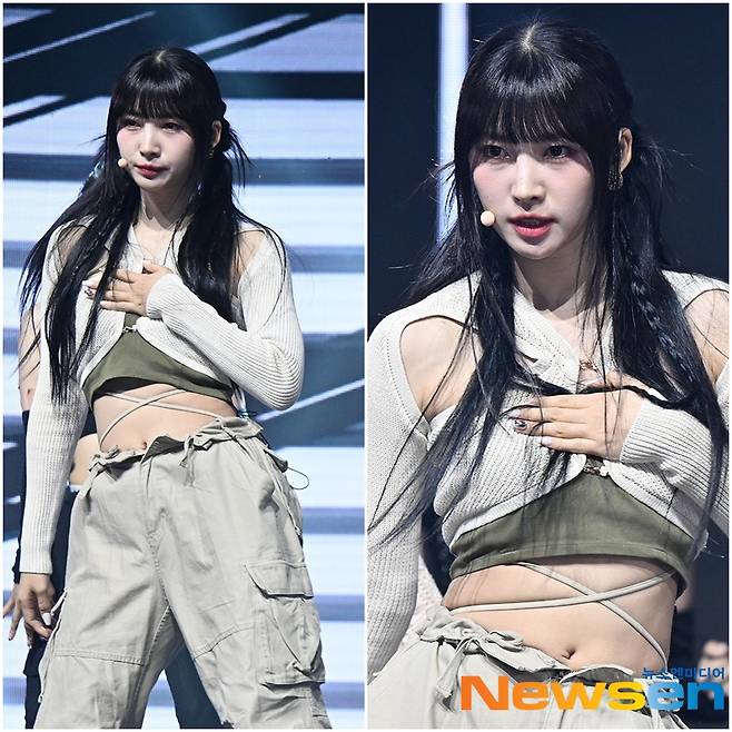 ‘아찔한 무대 의상사고’ 돌발상황에도 프로답게 대처한 멤버 시현, 상의를 부여잡은 채로 안무를 펼치고 있다.