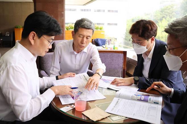 [포항=뉴시스] 강진구 기자 = 이강덕 경북 포항시장이 18일 오후 황순관 경제예산심의관을 만나 포항 주요 사업들에 대해 설명하며 내년도 예산에 반영해 줄 것을 요청하고 있다.(사진=포항시 제공) 2023.08.18.photo@newsis.com *재판매 및 DB 금지