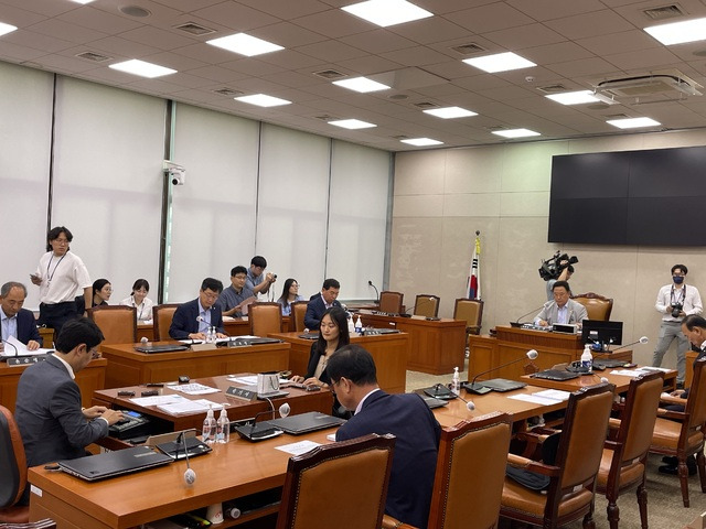 국회 농림축산식품해양수산위원회가 16일 농림법안심사소위원회를 열고 농업재해 관련 법안을 심사하고 있다.