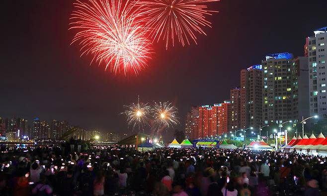 지난해 10월 열린 '제22회 소래포구축제'에서 화려한 불꽃놀이가 진행되고 있다.