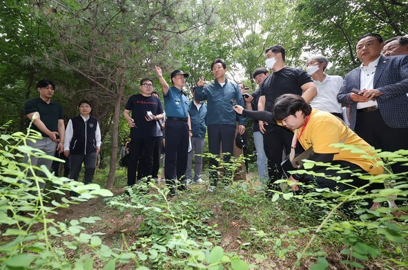 오세훈 서울시장이 18일 서울 관악구 신림동 소재 야산 등산로를 찾아 전날 성폭행 사건이 발생한 현장을 박민영 관악경찰서장과 둘러보고 있다. 연합뉴스