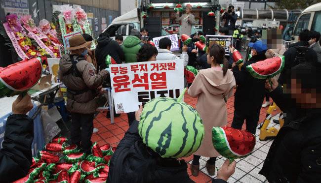 이재명 더불어민주당 대표 강성 지지자들로 구성된 더불어수박깨기운동본부 회원들이 3월 3일 서울 영등포구 더불어민주당 당사 앞에서 이 대표 체포동의안 표결에 반란표를 던진 민주당 의원들을 겨냥하는 집회를 하고 있다. [뉴시스]