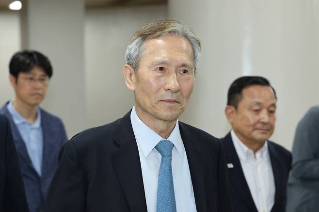 검찰이 군 사이버사령부에 '정치 댓글'을 작성하도록 지시한 혐의로 기소된 김관진 전 국방부 장관 18일 오전 서울 서초구 중앙지법에서 열린 파기환송심 선고 공판에서 징역 2년을 선고받은 뒤 법정을 나서고 있다. ⓒ 연합뉴스