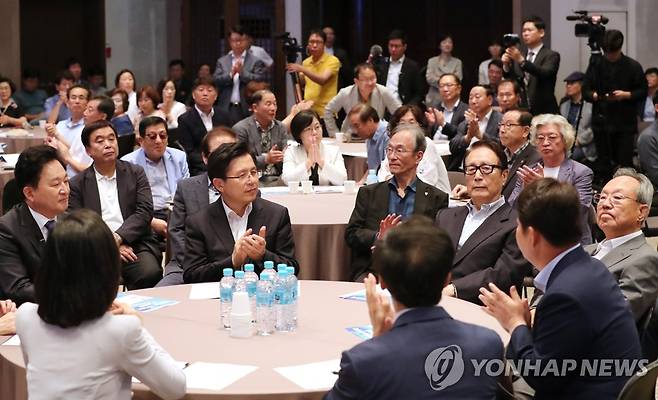 2019년 대한민국 위기 극복 대토론회 참석한 박찬종 변호사(오른쪽 검은테 안경 쓴 사람) [연합뉴스 자료사진]