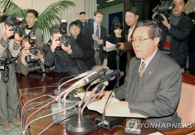 1997년 12월 외환위기 당시 IMF의 지원을 발표하는 당시 임창렬 부총리  [연합뉴스 자료사진]