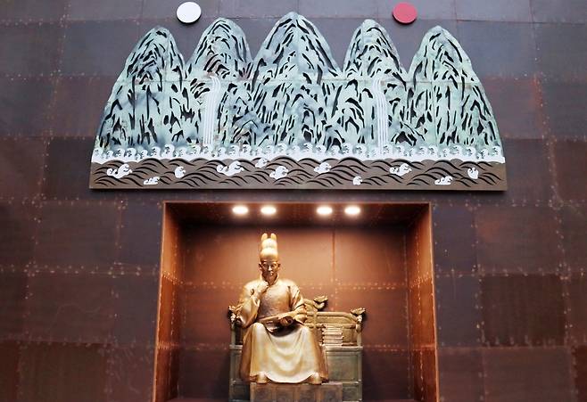 세종시청 한글사랑 책문화센터에 설치된 세종대왕 동상 [촬영 이은파]