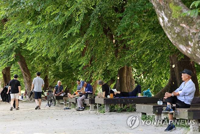 찜통더위 피해 초록 속으로 (담양=연합뉴스) 조남수 기자 = 동해안을 제외한 대부분 지역에 폭염특보가 내려진 17일 전남 담양 관방제림에서 시민들이 휴식하고 있다. 2023.8.17 iso64@yna.co.kr