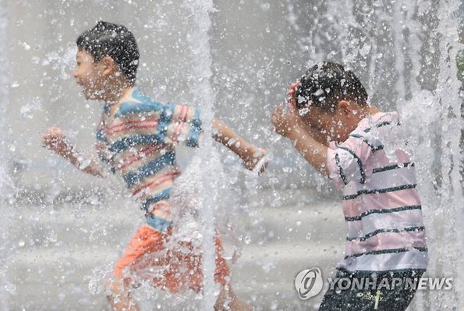 여름을 달리다 [연합뉴스 자료사진]