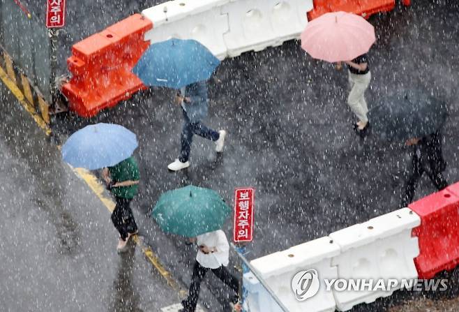 우산 쓰고 길 건너는 시민들 [연합뉴스 자료사진]