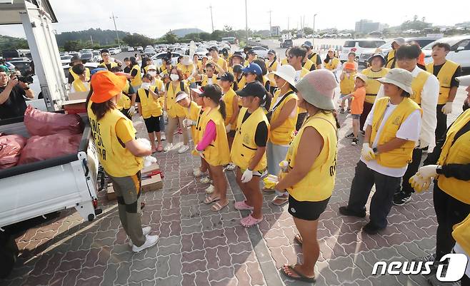 2023 제주플러스국제환경포럼 사무국과 세이브제주바다 관계자, 시민들이 19일 오후 제주시 김녕해수욕장에서 플로깅을 위해 모여 있다. 이날 행사는 2023 제주플러스국제환경포럼 개최를 앞두고 직접 해양쓰레기를 수거하며 플라스틱 문제의 심각성을 알아보기 위해 열렸다. 2023.8.19/뉴스1 ⓒ News1 오현지 기자