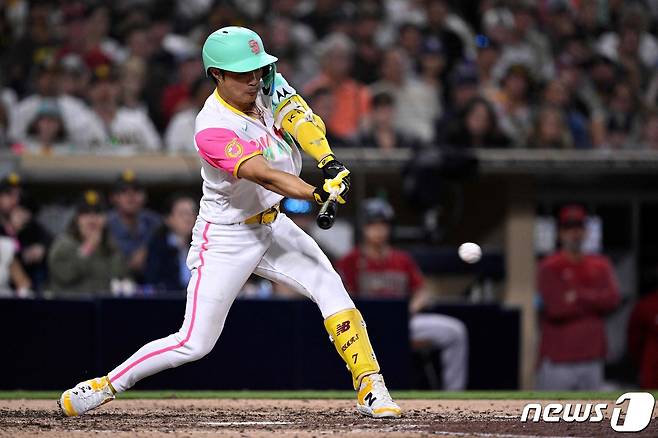 타격하는 김하성. ⓒ AFP=뉴스1