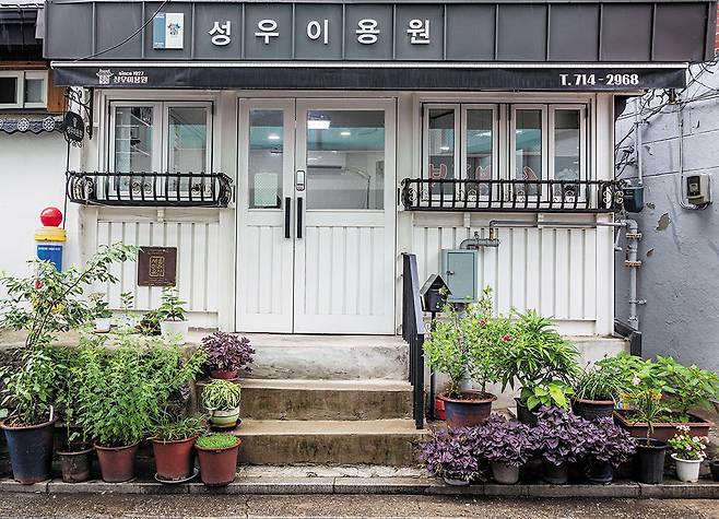 성우이용원의 현재 외관. 오랫동안 옛 모습을 간직했던 성우이용원은 2019년 태풍으로 건물 일부가 무너지자 서울시의 지원을 받아 조립식 건물로 리모델링했다. /장은주 영상미디어 객원기자