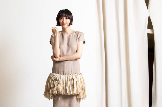 지춘희 디자이너의 미스지 컬렉션 원피스를 입은 배우 이나영. 이나영의 웨딩드레스를 만들기도 한 지춘희는 “나의 뮤즈는 이나영”이라고 했다. /이신영 영상미디어 기자