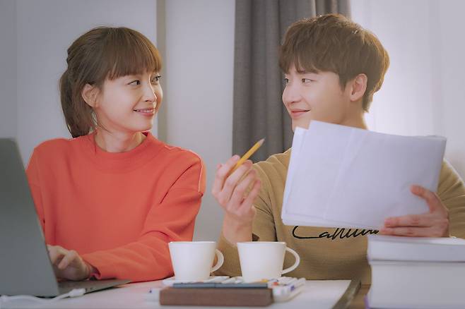 /스튜디오 드래곤 책 만드는 사람들이 주인공으로 나오는 tvN 드라마 '로맨스는 별책부록' 중의 한 장면.