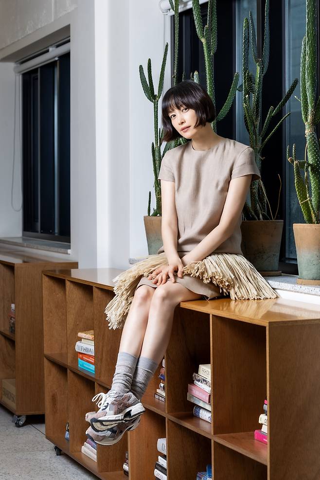 지난달 13일 서울 성동구 지춘희 디자이너의 사무실 흰 벽 앞에서 사진을 촬영하던 배우 이나영은 갑자기 선인장 앞으로 달려갔다. 책장에 털썩 앉아 장난기 가득한 표정으로 “여긴 어때요?”라고 물었다. 대답은 필요없었다. 사진 기자는 셔터를 쉬지 않고 눌렀다. /이신영 영상미디어 기자