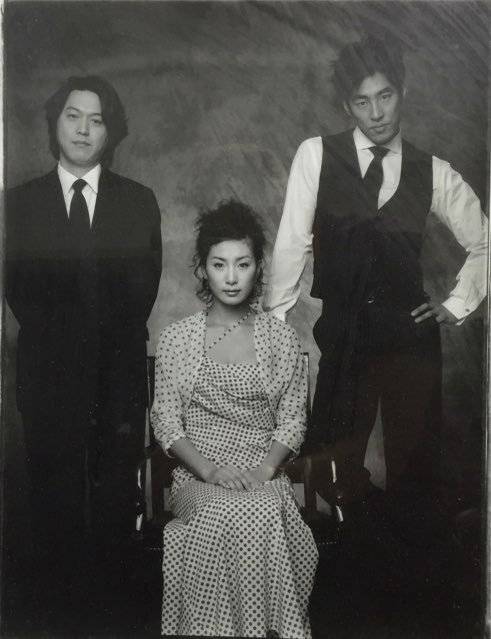 2003년 영화 감독으로 첫 극장 개봉작으로 내놓은 ‘맛있는 섹스 그리고 사랑’.  당시 33살의 봉만대 감독(왼쪽)과 주인공 김서형(가운데), 김성수.  봉만대 제공.